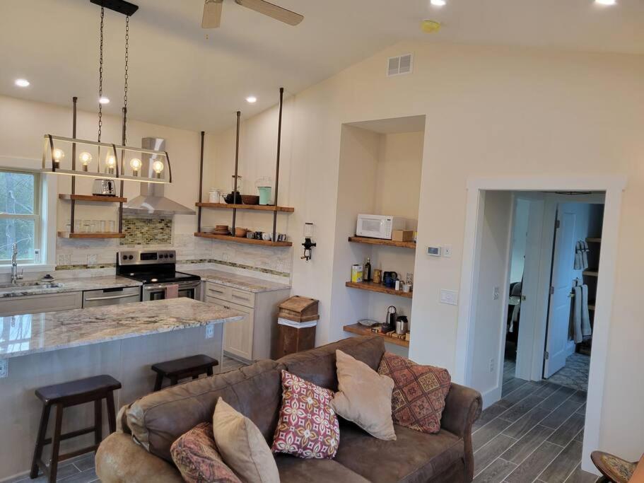 Modern, Bright & Calm 1 Bedroom / 1 Bath Farm Retreat